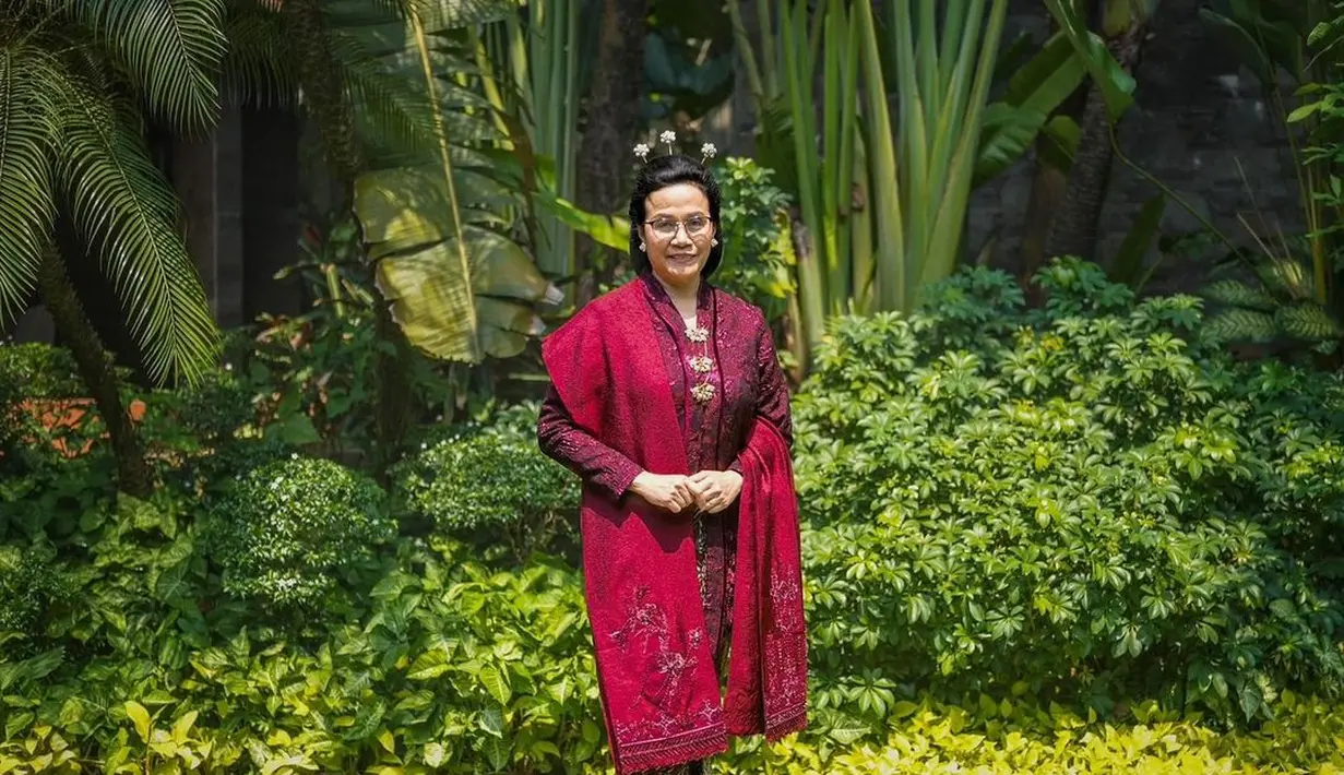 Potret Sri Mulyani dibalut kebaya merah maroon yang elegan. Gayanya semakin manis dengan padu padan kain batik berwarna cokelat yang dikenakan sebagai rok dan selendang merah yang senada. [Foto: Instagram/smindrawati]