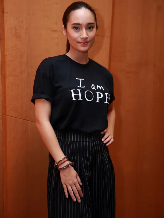 'Aku ikut terus kalau mama operasi atau  berobat. Biar aku tau penyakit kanker tuh bagaimana sebab dan akibanya, jadi lebih tau lagi tentang kanker,' tambah bintang film Negeri van Oranje ini. (Deki Prayoga/Bintang.com)