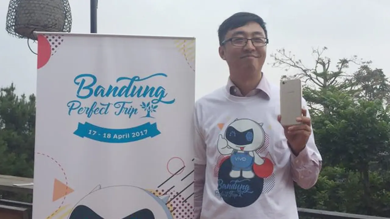 Peter Wang, Brand Director Vivo Mobile Indonesia dengan Vivo V5s. Liputan6.com/Jeko Iqbal Reza
