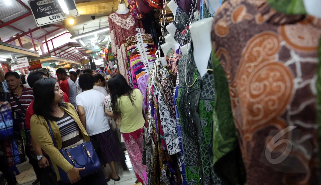 Seorang calon pembeli melihat salah satu dagangan batik yang dijajakan di Pasar Beringharjo, Yogyakarta, Minggu (19/4/2015). Pasar di kawasan Malioboro itu merupakan salah satu pusat penjualan batik yang murah meriah. (Liputan6.com/Helmi Afandi)