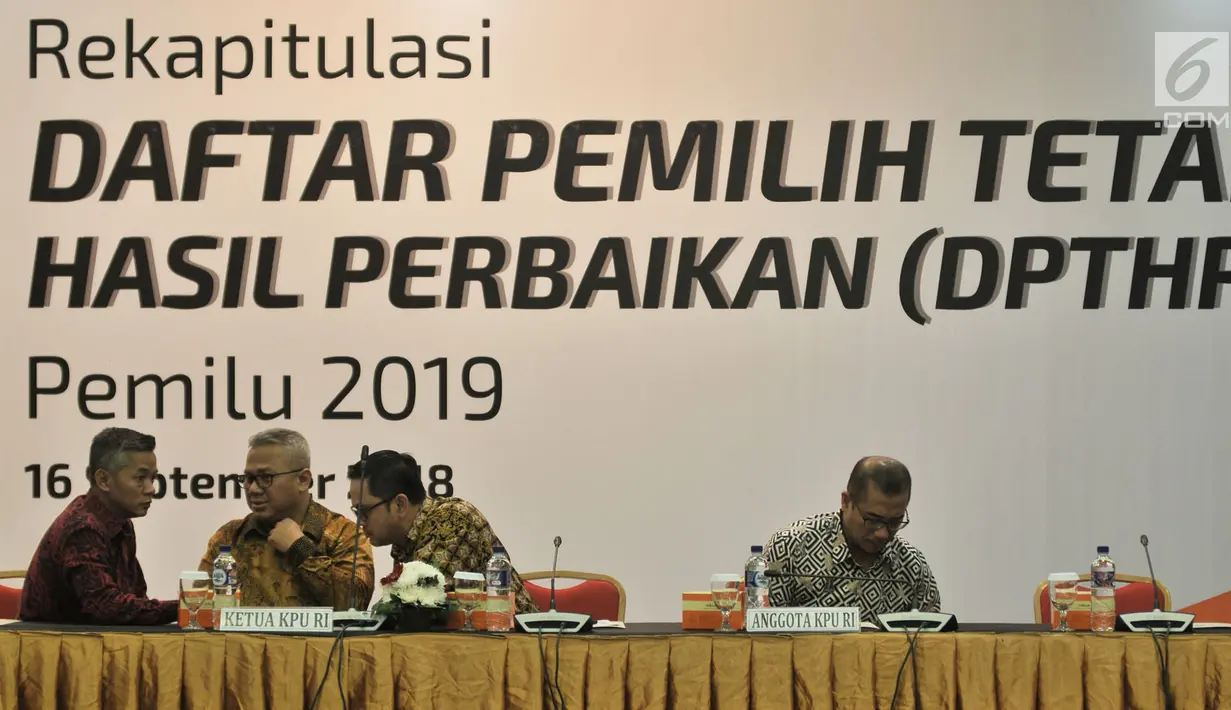 Ketua KPU RI Arief Budiman berbincang dengan sejumlah komisioner KPU sebelum memulai rapat pleno Rekapitulasi Daftar Pemilih Tetap Hasil Perbaikan (DPTHP) di Kantor KPU RI, Jakarta, Minggu (16/9). (Merdeka.com/Iqbal S. Nugroho)