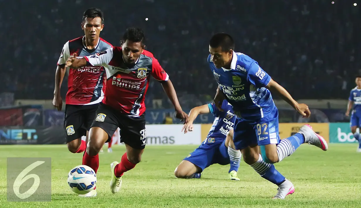 Pemain Persiba, M Akbar Rizal (kiri) berusaha merebut bola dengan Tantan (kanan) pada pertandingan Piala Presiden di Stadion Jalak Harupat, Bandung, Jawa Barat, Rabu (2/9/2015). Persib menang atas Persiba dengan skor 4-0. (Liputan6.com/Herman Zakharia)