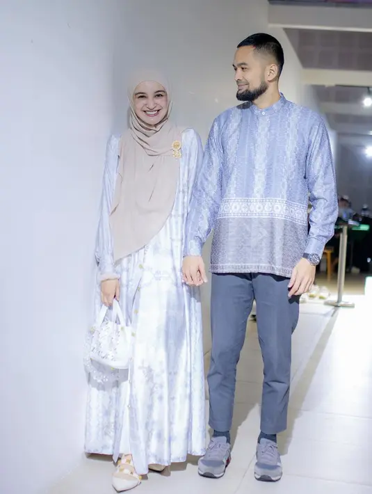 Sedangkan Shireen Sungkar tampil kembaran dengan sang suami mengenakan dress satin warna lilac yang mewah. Dressnya dipadukan dengan hijab warna cream yang kontras namun tetap terlihat elegan. [@shireensungkar]
