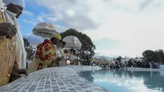 Para imam Kristen Ortodoks Ethiopia berkumpul di sebelah kolam air saat para pengikutnya menabuh genderang dan menyanyikan lagu-lagu religi untuk merayakan hari kedua festival Timkat, atau Epiphany, di ibu kota Addis Ababa, Ethiopia, Rabu (19/1/2022). (AP Photo)