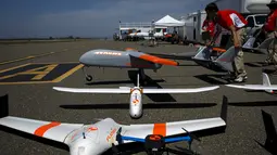 Petugas memperlihatkan sejumlah drone TwinHawk, Scout, Flanker, dan Hawkeye 400 sebelum  uji coba demonstrasi 'Black Dart' di Naval Base Ventura County Sea Range, California, Jumat (31/7/2015). (REUTERS/Patrick T. Fallon)