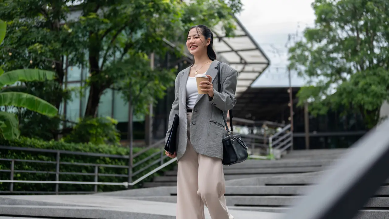 wanita juni aura bahagia positif