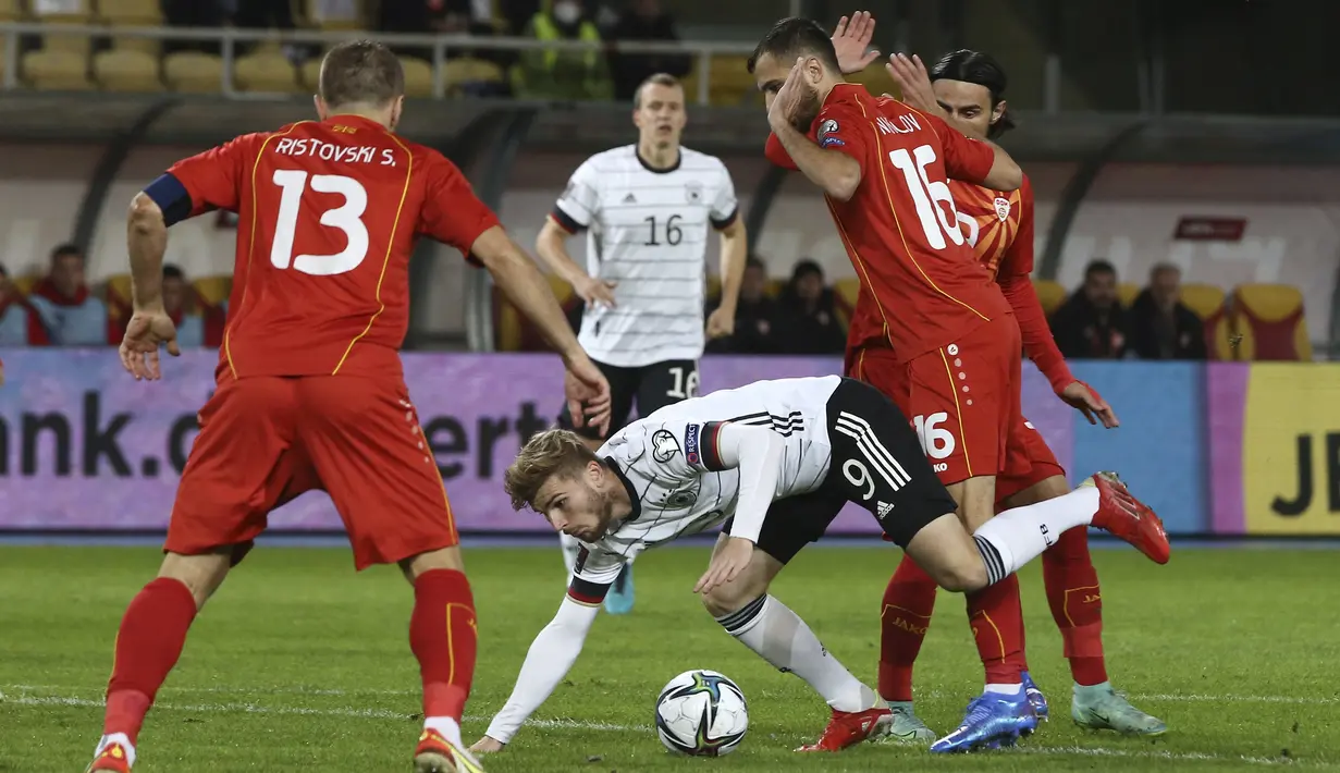 Timo Werner dan kawan-kawan langsung mengambil inisiatif serangan saat laga dimulai dengan mengurung pertahanan Makedonia Utara. (AP/Boris Grdanoski)