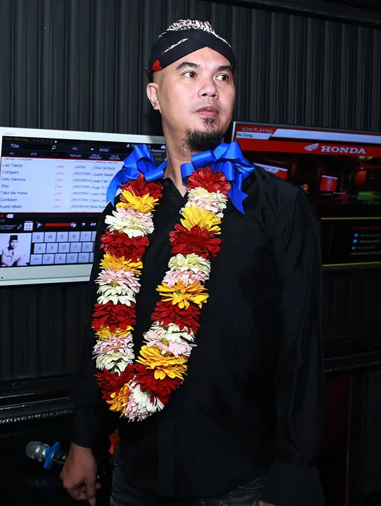 Kali ini Ahmad Dhani ingin berbagi kiat kesuksesannya dalam berbisnis karaoke. (Deki Prayoga/Bintang.com)