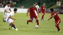 Pemain Timnas U-22, Ezra Walian menggiring bola pertandingan Sepak Bola Indonesia melawan Malaysia di Stadion Shah Alam, Selangor, Sabtu (26/08). Indonesia kalah 0-1 dari tuan rumah Malaysia di Sea Games 2017. (Liputan6.com/Faizal Fanani)