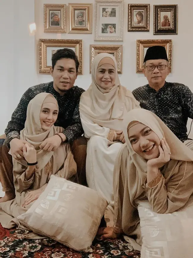 Jadi Mualaf Ini 7 Potret Monica Imas, Istri Rizal Armada yang Berhijab