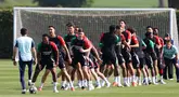 Para pemain Arsenal mengambil bagian dalam sesi latihan di pusat Pelatihan Arsenal di Colney, utara London, pada 28 April 2025. (Adrian DENNIS/AFP)
