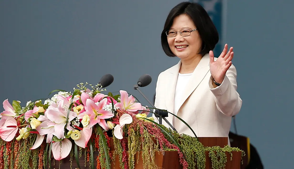 Presiden perempuan pertama Taiwan, Tsai Ing- wen melambaikan tangan saat memberikan kata sambutan ke publik yang menyaksikan pelantikannya di luar istana presiden di taipei, Jumat (20/5). (REUTERS/Tyrone Siu)