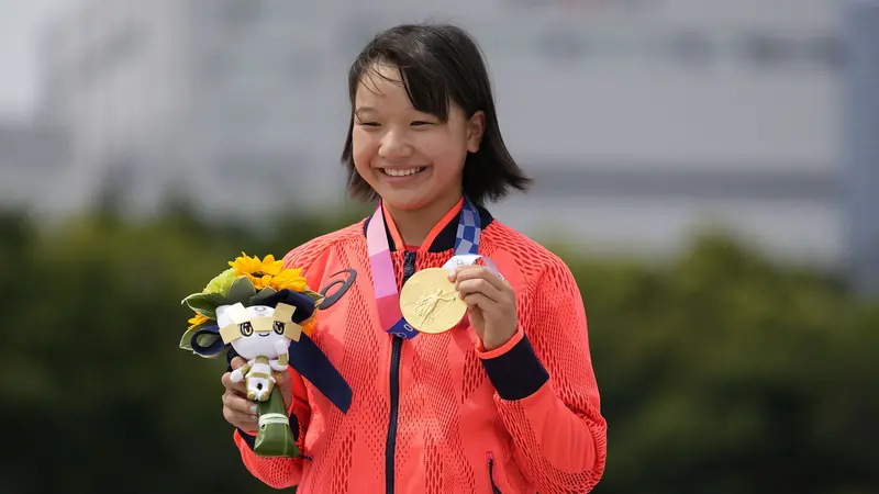Foto: Sejarah Baru, Gadis 13 Tahun Sabet Emas Cabang Olahraga Skateboard yang Baru Memulai Debutnya di Olimpiade Tokyo 2020