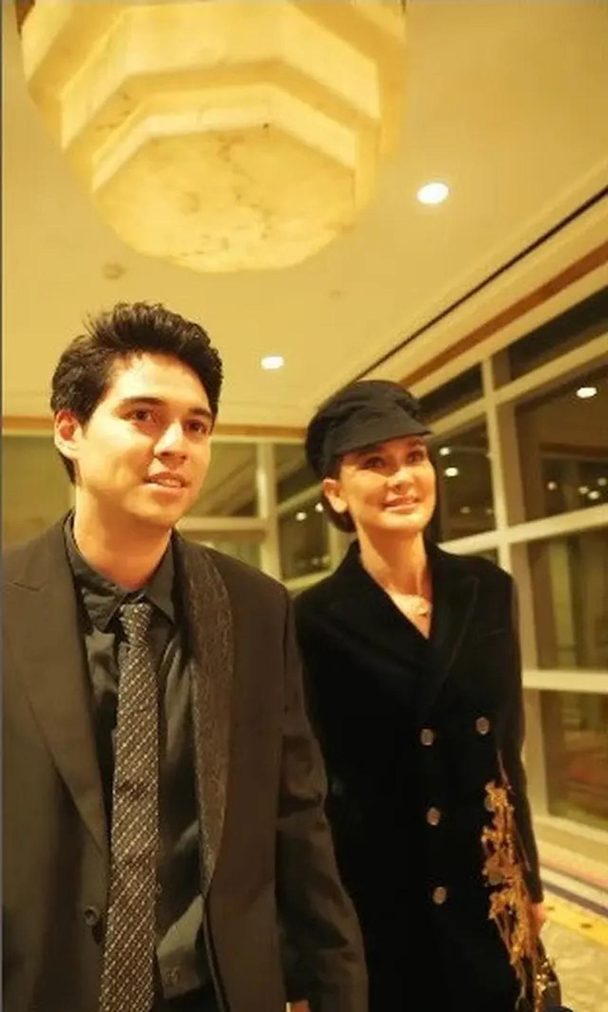 Potret Terbaru Gaya Couple Serba Hitam Luna Maya dan Maxime Bouttier, Stylish dan Elegan