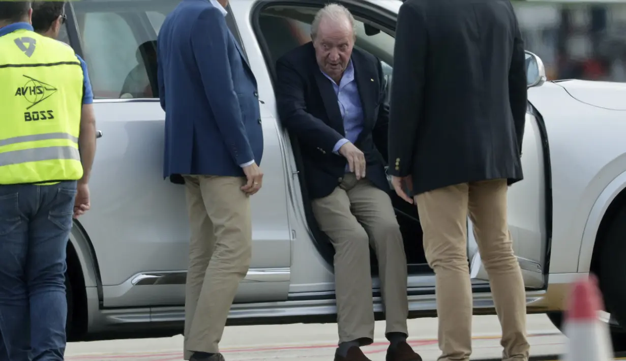 <p>Mantan Raja Spanyol Juan Carlos duduk dalam mobil setibanya dengan jet pribadi di bandara Peinador di Vigo, barat laut Spanyol, Kamis (19/5/2022). Juan Carlos kembali ke Spanyol pada Kamis untuk kunjungan pertamanya setelah hampir dua tahun diasingkan di Uni Emirat Arab (UEA) di tengah skandal keuangan yang mengguncang Royal House. (AP Photo/Lalo R. Villar)</p>