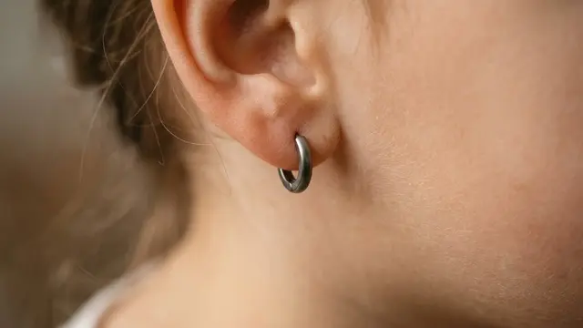 Anting Huggie Titanium