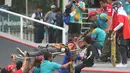 Tim medis mengevakuasi skateboarder Malaysia Christina Grace Lai yang cedera saat melakukan pemanasan jelang final taman putri Asian Games 2018 di arena roller sport Jakabaring, Palembang, Rabu (29/8). (ANTARA FOTO/INASGOC/Rahmad Suryadi)