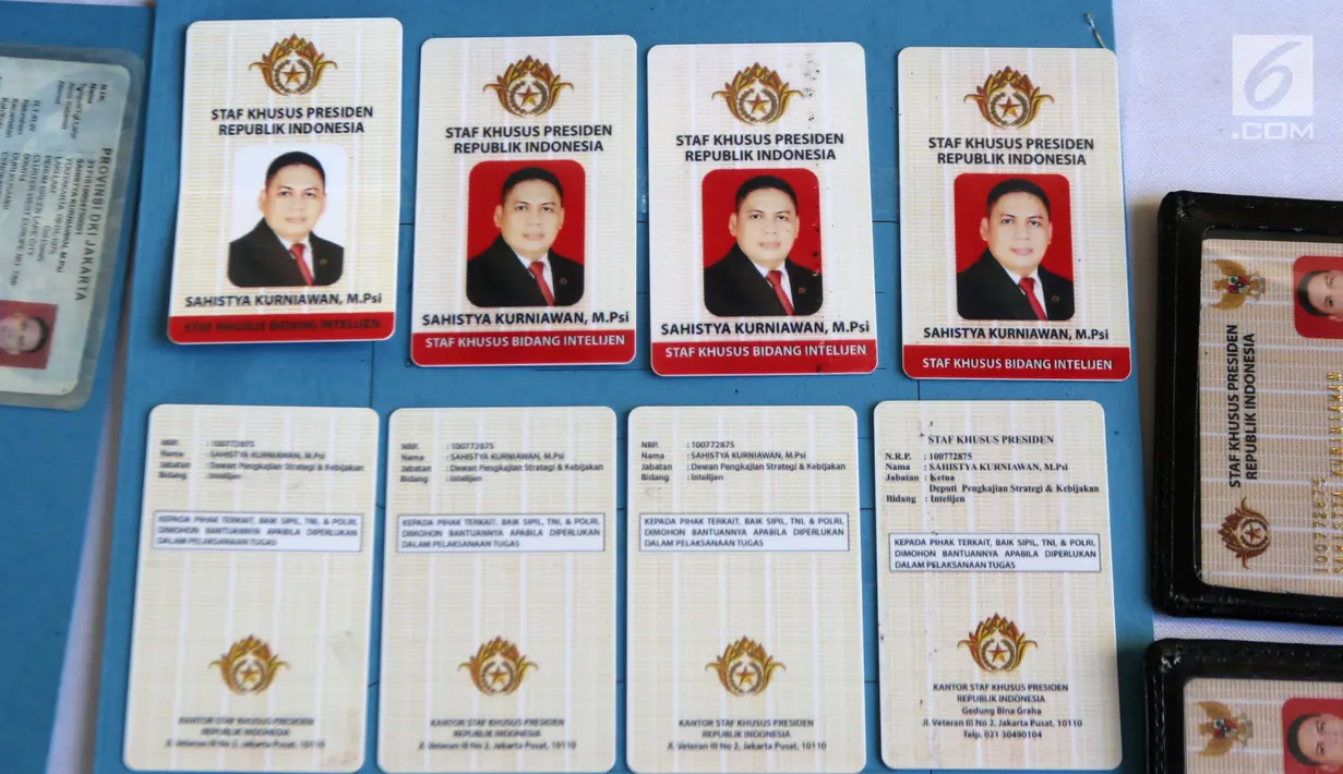 Resmob Ditreskrimum Polda Metro Jaya menunjukkan barang bukti kasus pemalsuan, penipuan, dan kepemilikan senjata api di Jakarta, Kamis (15/3). Petugas menangkap SK, pelaku penipuan yang mengaku Staf Khusus Kepresidenan. (Liputan6.com/Arya Manggala)
