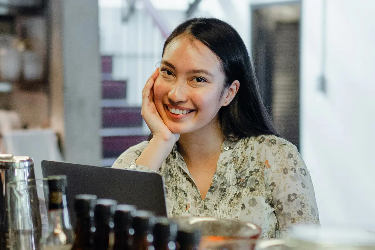 perempuan tersenyum santai