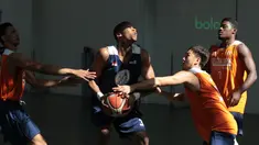 Pemain Asing Pelita Jaya, Chester Giles mencoba memasukan bola saat iadang rekannya pada sesi latihan di Istana Kana, Jakarta, (13/04/2018). Pelita Jaya akan melawan Satria Muda pada laga final IBL 19, 21, dan 22 april 2018. (Bola.com/Nick Hanoatubun)