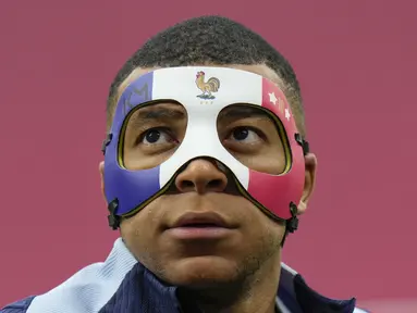 Penyerang Prancis Kylian Mbappe memberi isyarat saat mengenakan masker pada sesi Latihan di Leipzig, Jerman, Kamis (20/6/2024). (AP Photo/Hassan Ammar)