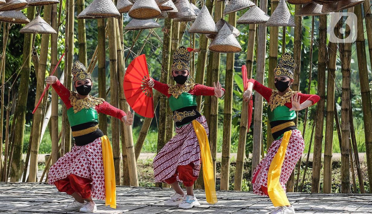 Tarian dan fashion show berlatar belakang alam di Grand Smesco Hills Cisarua, Bogor, Minggu (11/4/2021). Kegiatan Kartini Festival ini untuk mempromosikan campaign perempuan Indonesia berbudaya, berbudi pekerti luhur, dan mencintai produk lokal khas Indonesia. (Liputan6.com/JohanTallo)
