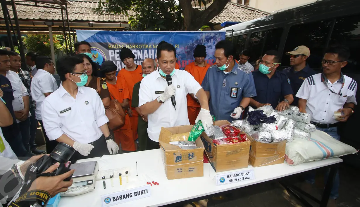 Kepala BNN Komjen Budi Waseso menunjukkan barang bukti narkotika di Gedung BNN, Jakarta, Rabu (4/8). BNN memusnahkan barang bukti narkotika jenis sabu seberat 68 kg dari jaringan sindikat lapas dengan enam orang tersangka. (Liputan6.com/Immanuel Antonius)