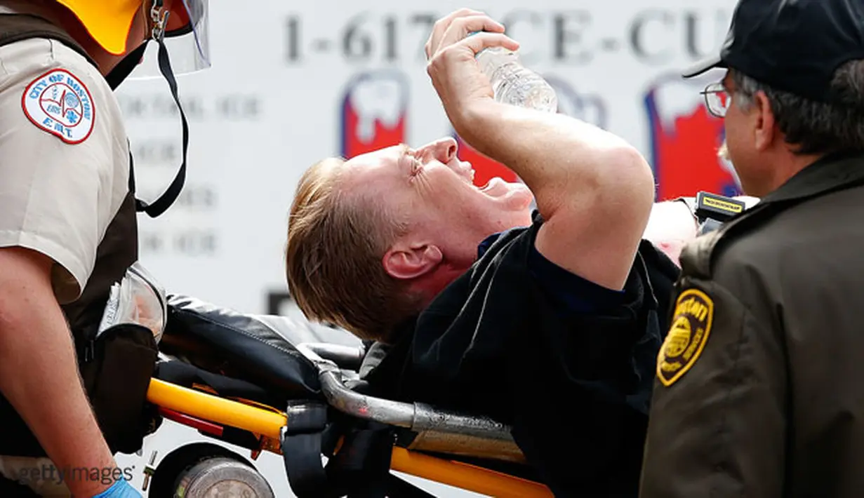 Tim medis membawa korban BomBoston Maraton.
