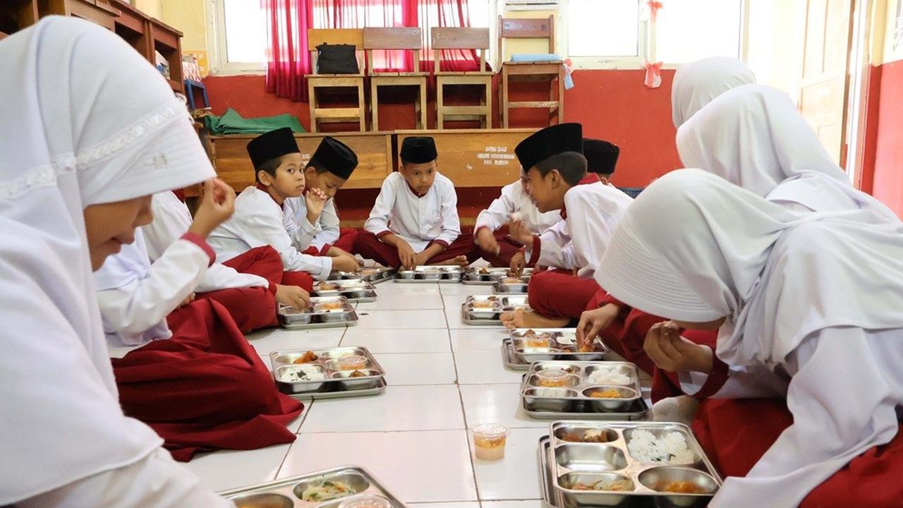 Para Siswa Sekolah Dasar sedang menyantap Makan Bergizi Gratis (MBG)
