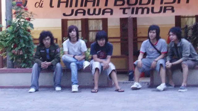 6 Potret Lawas Rian D’Masiv dengan Rambut Gondrong, Curi Perhatian