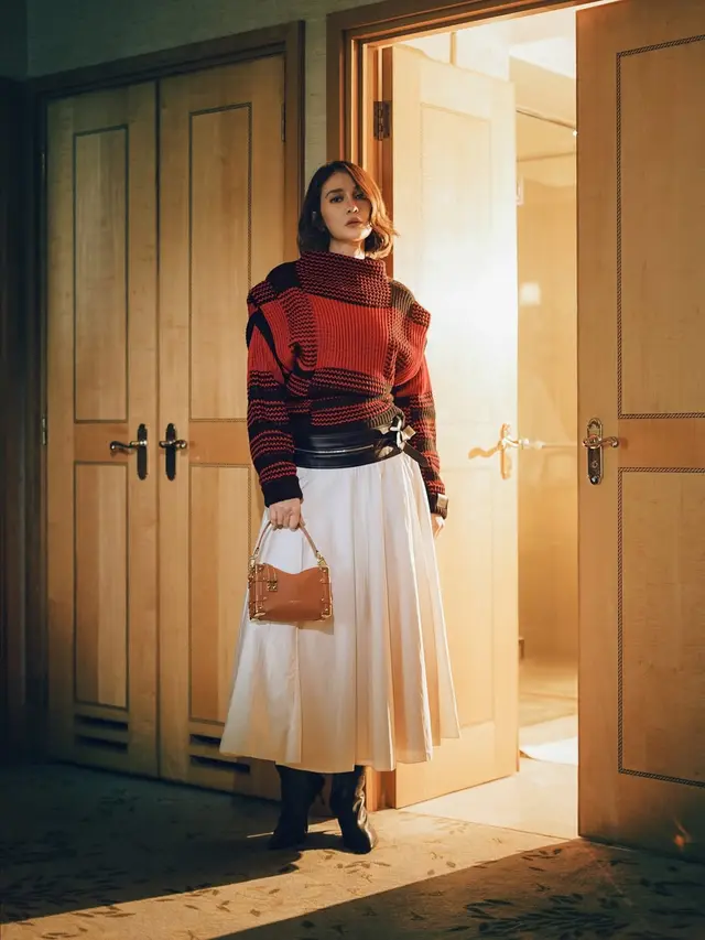 Gaya Serasi Luna Maya dan Maxime Bouttier dalam Balutan Louis Vuitton, Elegansi Hangat untuk Musim Dingin