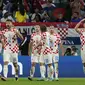 Pemain Kroasia merayakan gol penyeimbang 1-1 ke gawang Jepang yang dicetak oleh Ivan Perisic (kanan) saat laga 16 besar Piala Dunia 2022 yang berlangsung di Al Janoub Stadium, Senin (05/12/2022). (AP/Frank Augstein)