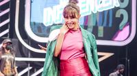 Sering mengenakan warna pink, ibu tiga anak ini dalam Instagramnya mengatakan "Always will, a pinky girl".