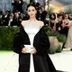 Kehadiran Karina aespa  di Met Gala tahun ini sekaligus menandai debut resminya di ajang fashion paling prestisius tersebut. [Instagram/@karinanbkls0411/@kathsavier].