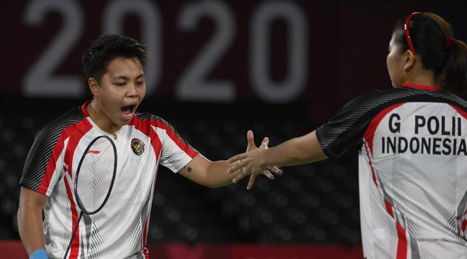 Reaksi ganda putri Indonesia Apriyani Rahayu (kiri) dan Greysia Polii saat melawan Chen Qing Chen dan Jia Yi Fan dari China pada final badminton ganda putri Olimpiade Tokyo 2020 di Musashino Forest Sport, Senin (2/8/2021). Greysia / Apriyani menang 21-19 dan 21-15. (Alexander NEMENOV/AFP)