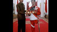 Perenang Indonesia, Jendi Panggabean (kanan) dan Presiden Joko Widodo. (Istimewa)
