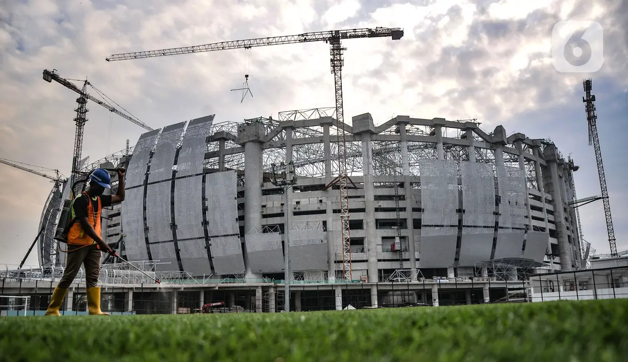 Pekerja saat melakukan perawatan lapangan latih Jakarta International Stadium (JIS) di Papanggo, Jakarta Utara, Selasa (2/9/2021). Jakarta International Stadium ditargetkan selesai pada Desember mendatang. (merdeka.com/Iqbal S. Nugroho)