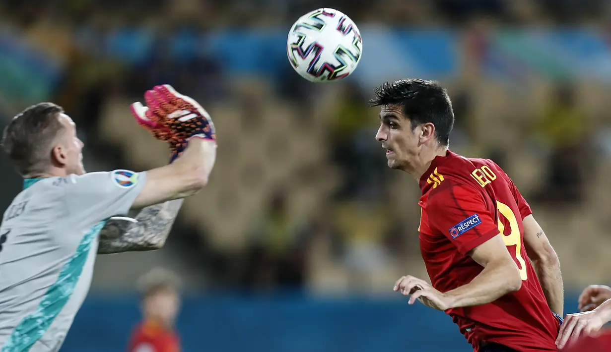 Kiper Swedia, Robin Olsen berusaha menghalau bola sundulan penyerang Spanyol, Gerard Moreno pada pertandingan grup E Euro 2020 di stadion La Cartuja di Seville, Spanyol, Senin (14/6/2021). Spanyol bermain imbang atas Swedia 0-0. (Jose Manuel Vidal/Pool via AP)
