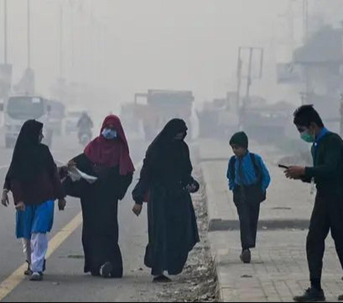 Kabut asap pekat menyelimuti Lahore, Pakistan pada 24 November 2023. Secara kasat mata, kabut asap pekat ini membuat jarak pandang menjadi sangat terbatas.