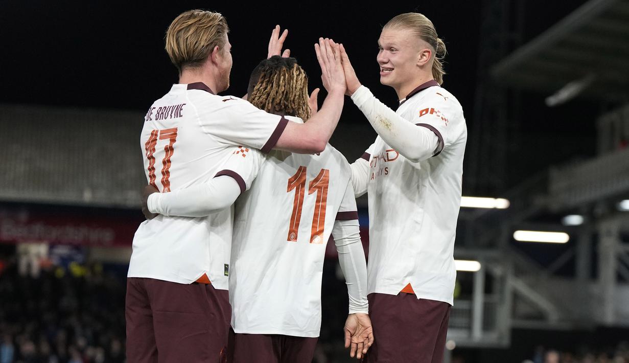 Selebrasi striker Manchester City, Erling Haaland (kanan) bersama Jeremy Doku (tengah) dan Kevin De Bruyne setelah mencetak gol ketiga ke gawang Luton Town pada laga putaran kelima Piala FA 2023/2024 di Kenilworth Road Stadium, Luton, Selasa (27/2/2024). (AP Photo/Alastair Grant)