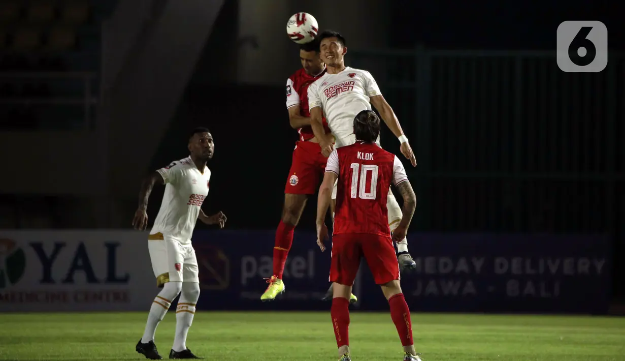 Pemain PSM Makassar, Sutanto Tan (kanan) berebut bola diudara denga pemain Persija Jakarta, Otavio Dutra dalam pertandingan semifinal leg media Piala Menpora 2021 di Stadion Manahan, Solo, Minggu (18/4/2021). (Bola.com/Ikhwan Yanuar)