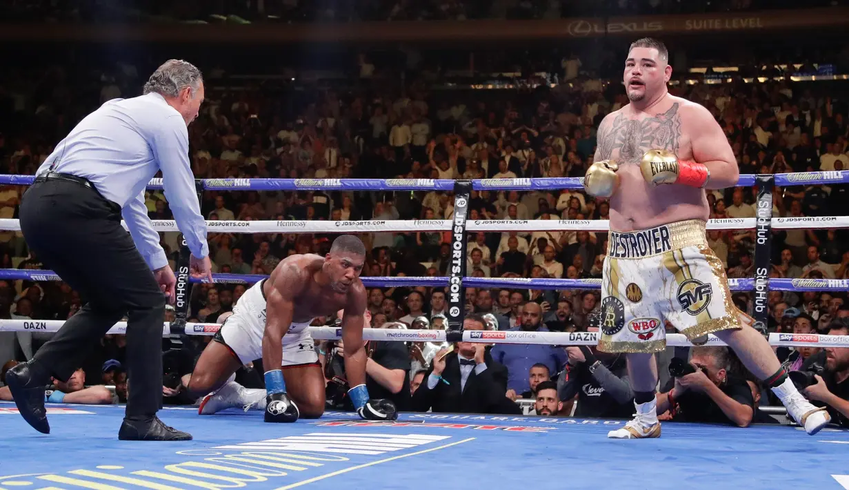 Andy Ruiz (kanan) memukul jatuh Anthony Joshua Anthony Joshua pada ronde ketujuh pertandingan tinju di Madison Square Garden, New York, Amerika Serikat, Minggu (2/6/2019). Kemenangan Andy Ruiz Jr atas Anthony Joshua mengejutkan publik tinju dunia. (AP Photo/Frank Franklin II)