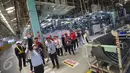 Karyawan perusahaan mobil Toyota memberikan penjelasan kepada peserta Campus CJ Edutrip di TMMIN Karawang Plant 1, Jawa Barat, Kamis (23/2). Kegiatan yang diikuti oleh mahasiswa dan blogger. (Liputan6.com/Immanuel Antonius)