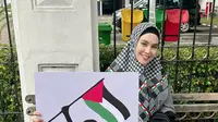 Kartika Putri menjadi salah satu selebritis yang hadir di Aksi Bela Palestina yang digelar di Monas, Jakarta Pusat. [Foto: Instagram/kartikaputriworld]