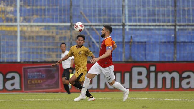 FOTO: Bhayangkara Solo FC Unggul atas Borneo FC pada Babak Pertama Lewat Gol Cepat Alsan Sanda