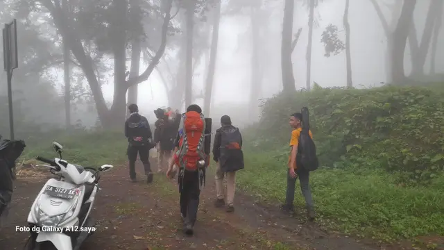 Pendaki Gunung Marapi turun saat erupsi, 3 Desember 2023. (Liputan6.com/ Grup WA BKSDA Sumbar)