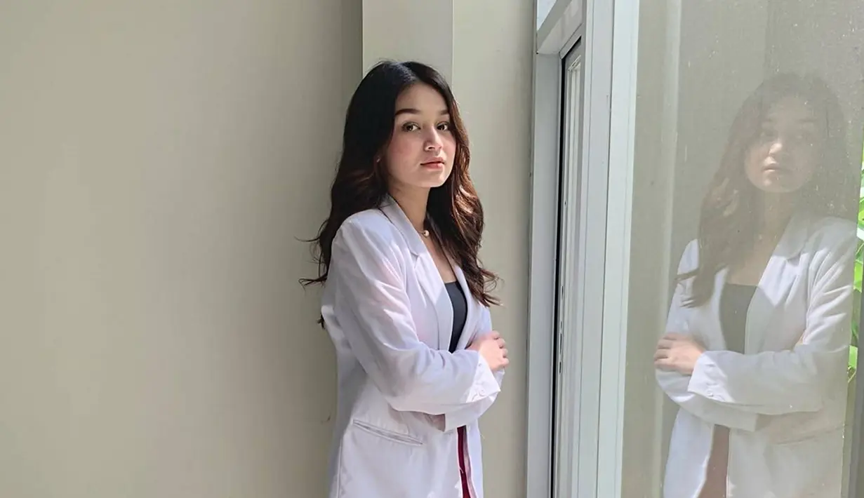 Dalam sinetron baru berjudul Suami Pengganti. Kali ini Icha tampil dengan peran yang berbeda dari biasanya. Saat ini ia berperan sebagai dokter Dinda yang tampil menawan dengan atribut dokter. (Liputan6.com/IG/@ichanabilahh)