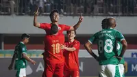 Selebrasi pemain Persija Jakarta, Hanif Sjahbandi (tengah atas) setelah menjebol gawang PSS Sleman dalam pertandingan pekan ke-6 BRI Liga 1 2023/2024 yang berlangsung di Stadion Maguwoharjo, Jumat (4/8/2023). Gol pertama Persija Jakarta hadir pada menit ke-16. Hanif Sjahbandi mencetak gol lewat tandukan kepala setelah menerima assist dari Witan Sulaeman. (Dok. Persija Jakarta)