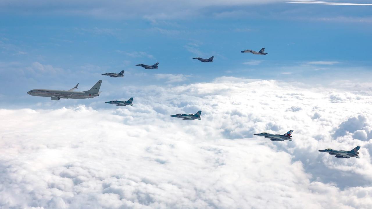 Pesawat tempur TNI AU kawal kepulangan Jokowi ke Solo