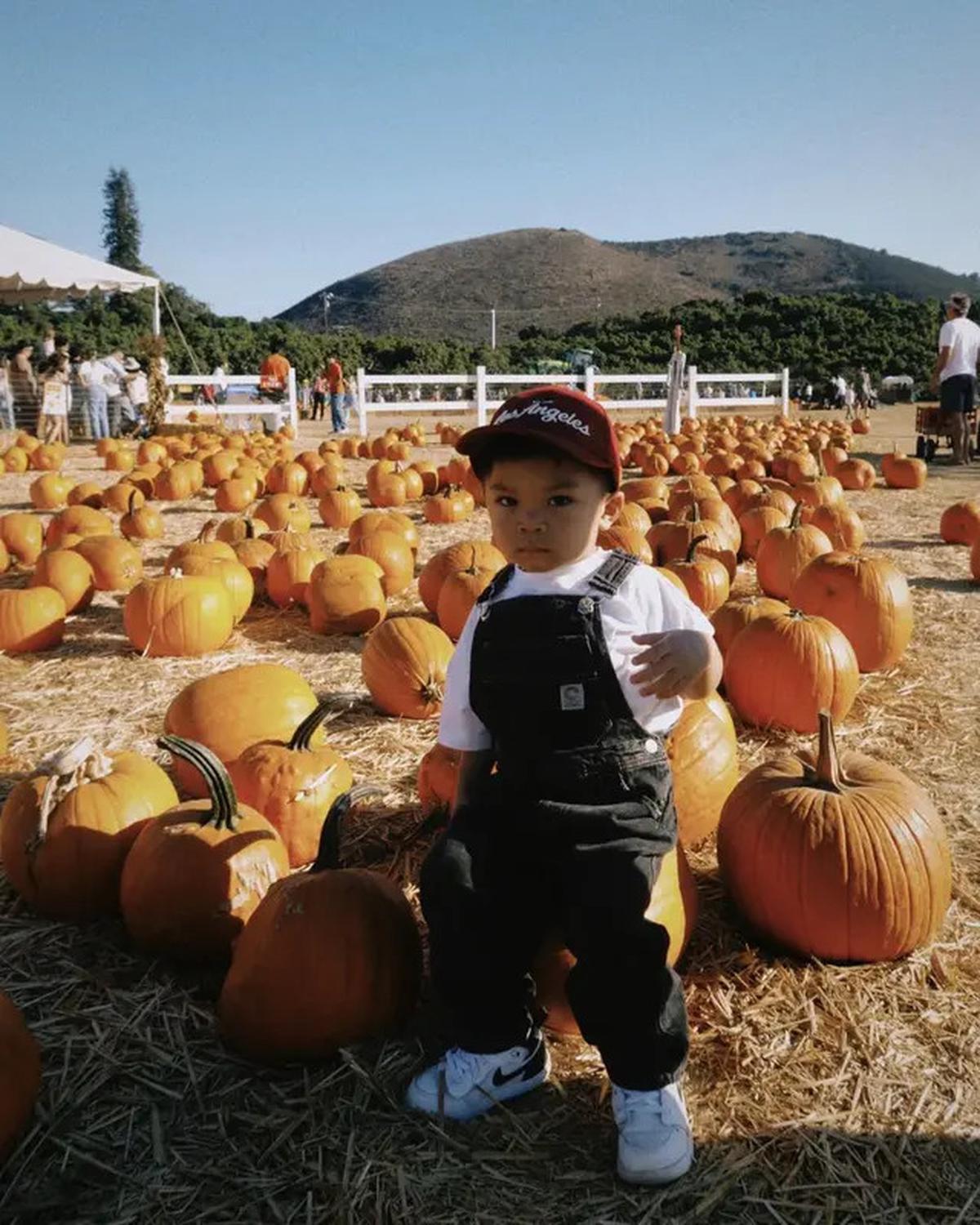6 Potret Nikita Willy Ajak Baby Issa ke Ladang Labu Amerika, Panen Jelang Halloween